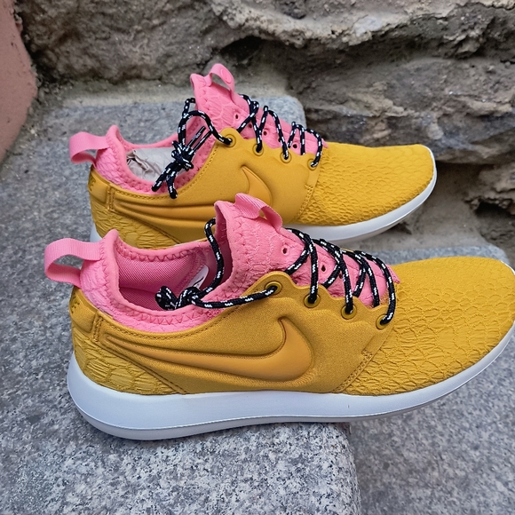 Nike Shoes Nike Roshe Two SE Women's, Size 9, Gold - Picture 8 of 9